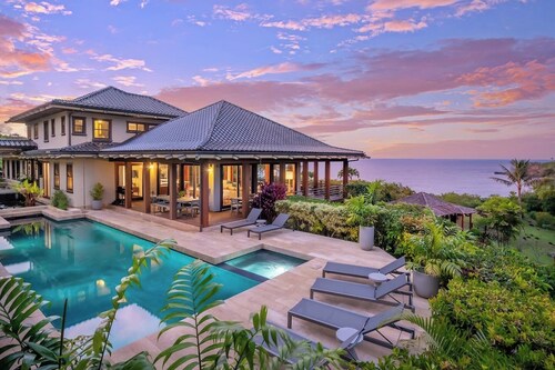 Beautiful, large 5 bedroom house with pool and jacuzzi overlooking Kalihiwai Bay