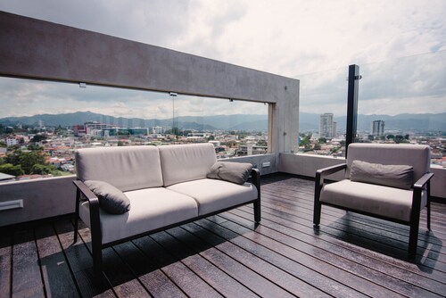 Quiet Gorgeous Queen Bed Studio + Jacuzzi