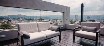 Quiet Gorgeous Queen Bed Studio + Jacuzzi