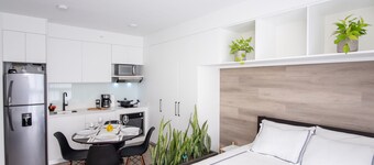 Quiet Gorgeous Queen Bed Studio + Jacuzzi