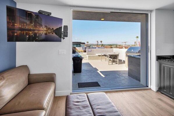 TV, fireplace