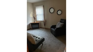 Smart-TV, Kamin, Bücher