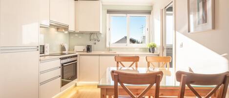 Kylskåp, mikrovågsugn, ugn och diskmaskin