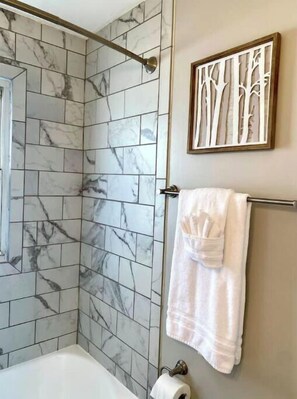 Séchoir à cheveux, serviettes fournies, savon, shampooing