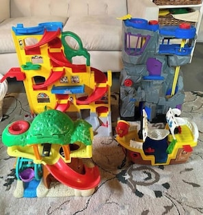 Una estructura de juego con toboganes y elementos para escalar.