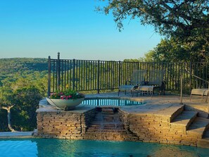 Een buitenzwembad en een verwarmd zwembad