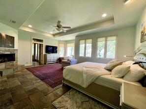 3 bedrooms, desk, iron/ironing board, free WiFi - Luxury Private Ranch Style Villa (San Antonio)