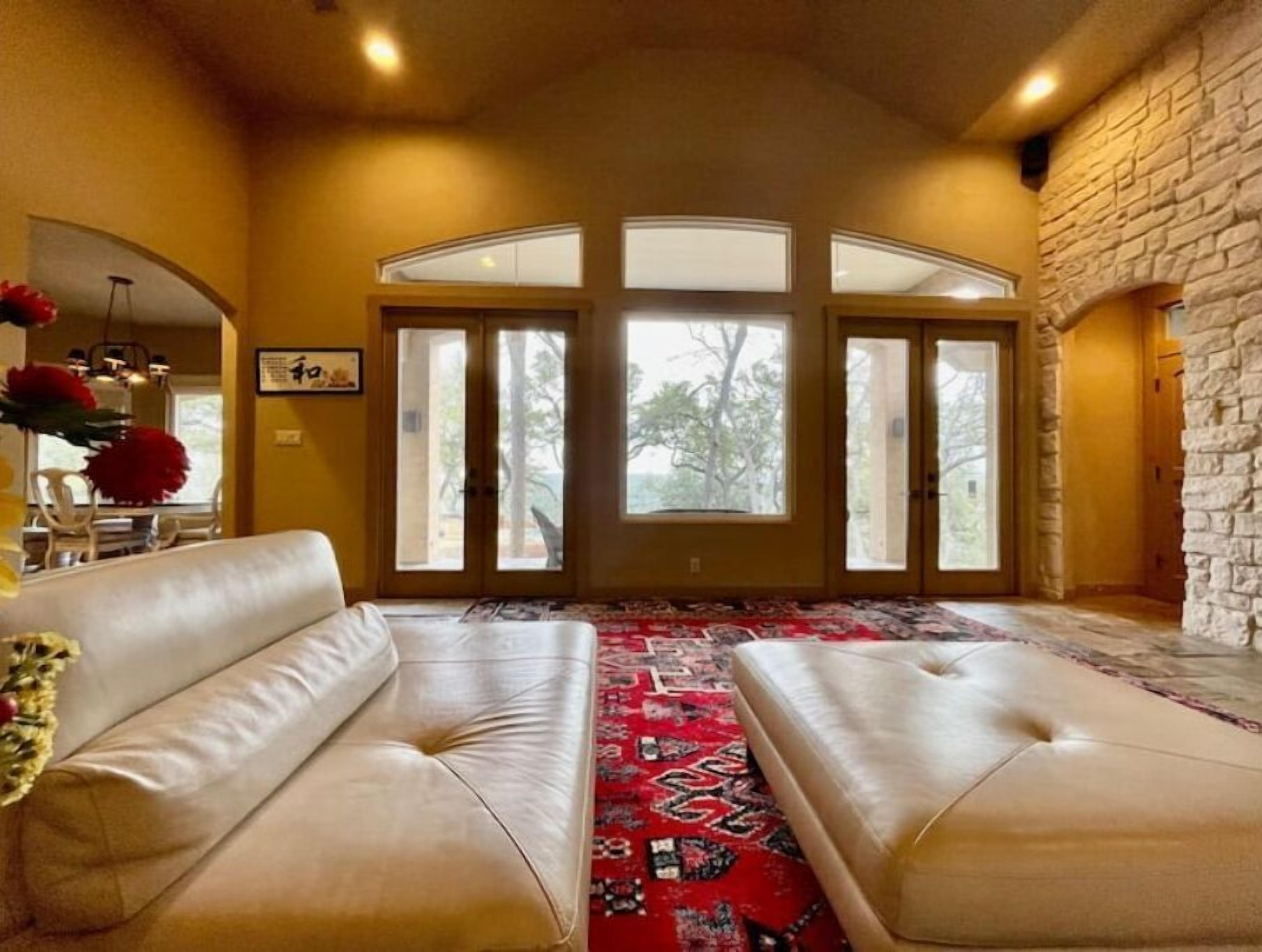 TV connectée, cheminée, livres, imprimantes