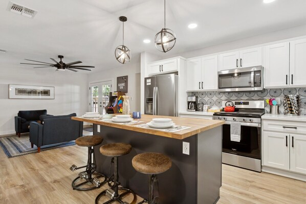 Frigorifero, microonde, forno, piano cottura