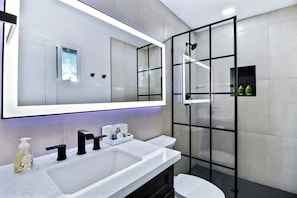 Douche, séchoir à cheveux, serviettes fournies, savon