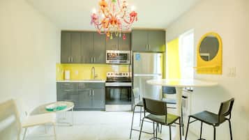 Refrigerador, microondas, horno y parrilla de estufa