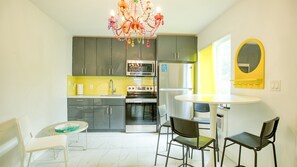 Geladeira, micro-ondas, fogão, cooktop