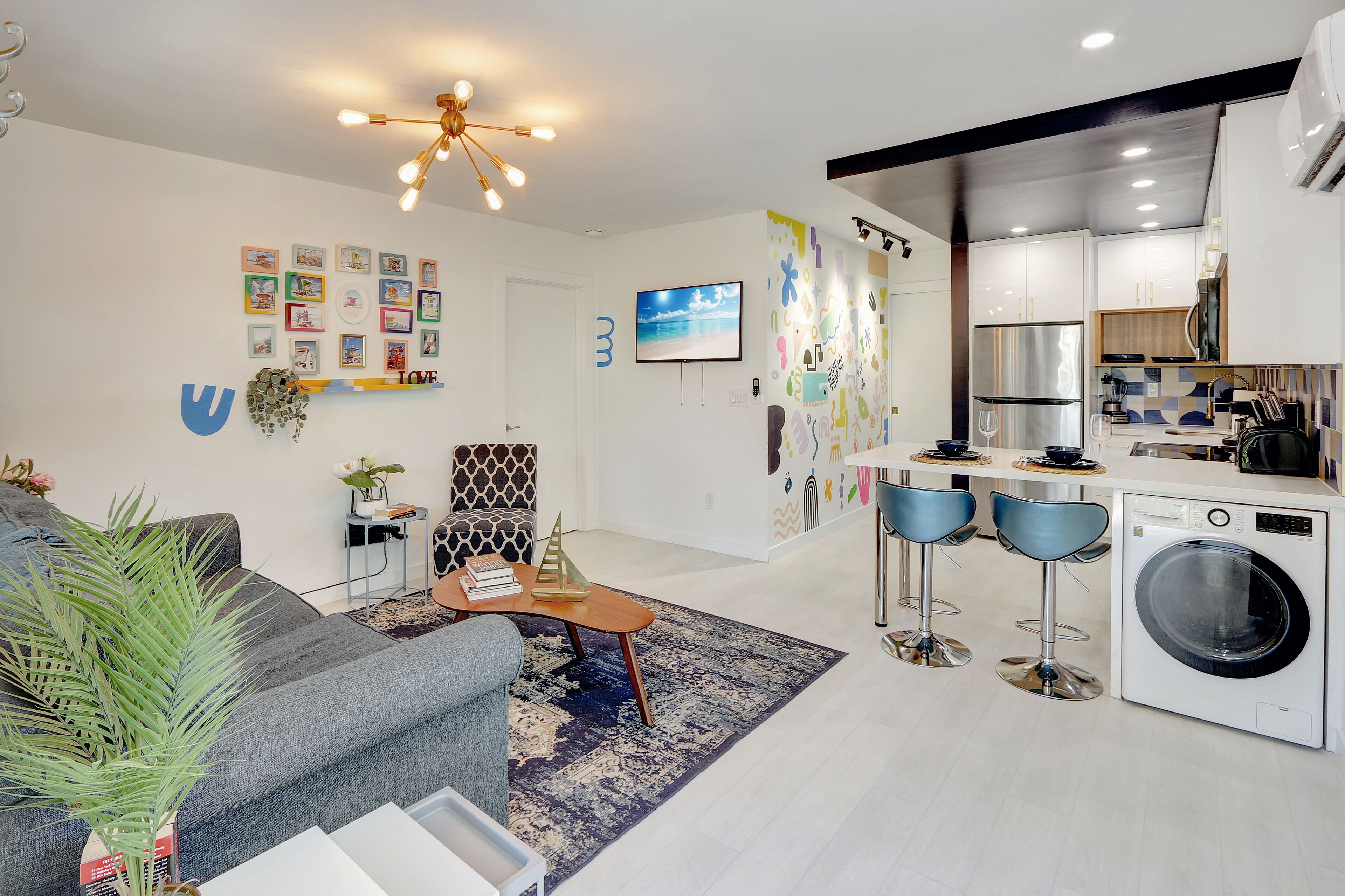 Amore: Renovated Professional Design & Near Beach