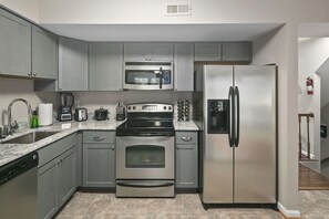 Fridge, microwave, oven, stovetop - Finchvale: Work-Friendly, Private Yard, Near DC (Sterling)