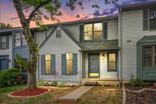 The Hoptons: Private Yard Near DC