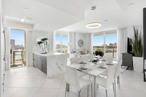 Interior - Tiffany Hazel: Rooftop Pool, Gym, & Walk to Beach (Fort Lauderdale)