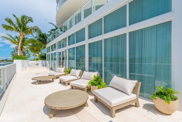 Terrace/patio - Tiffany Hazel: Rooftop Pool, Gym, & Walk to Beach (Fort Lauderdale)