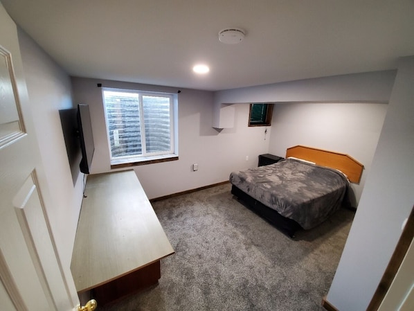 6 bedrooms, desk, free WiFi, bed sheets - One bed room -LOWER UNIT- Kitchenette  (Coeur d'Alene)