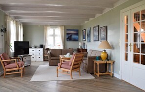 Fernseher, Kamin, Stereoanlage