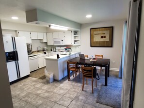 ثلاجة، ميكروويف، فرن، غسالة أطباق