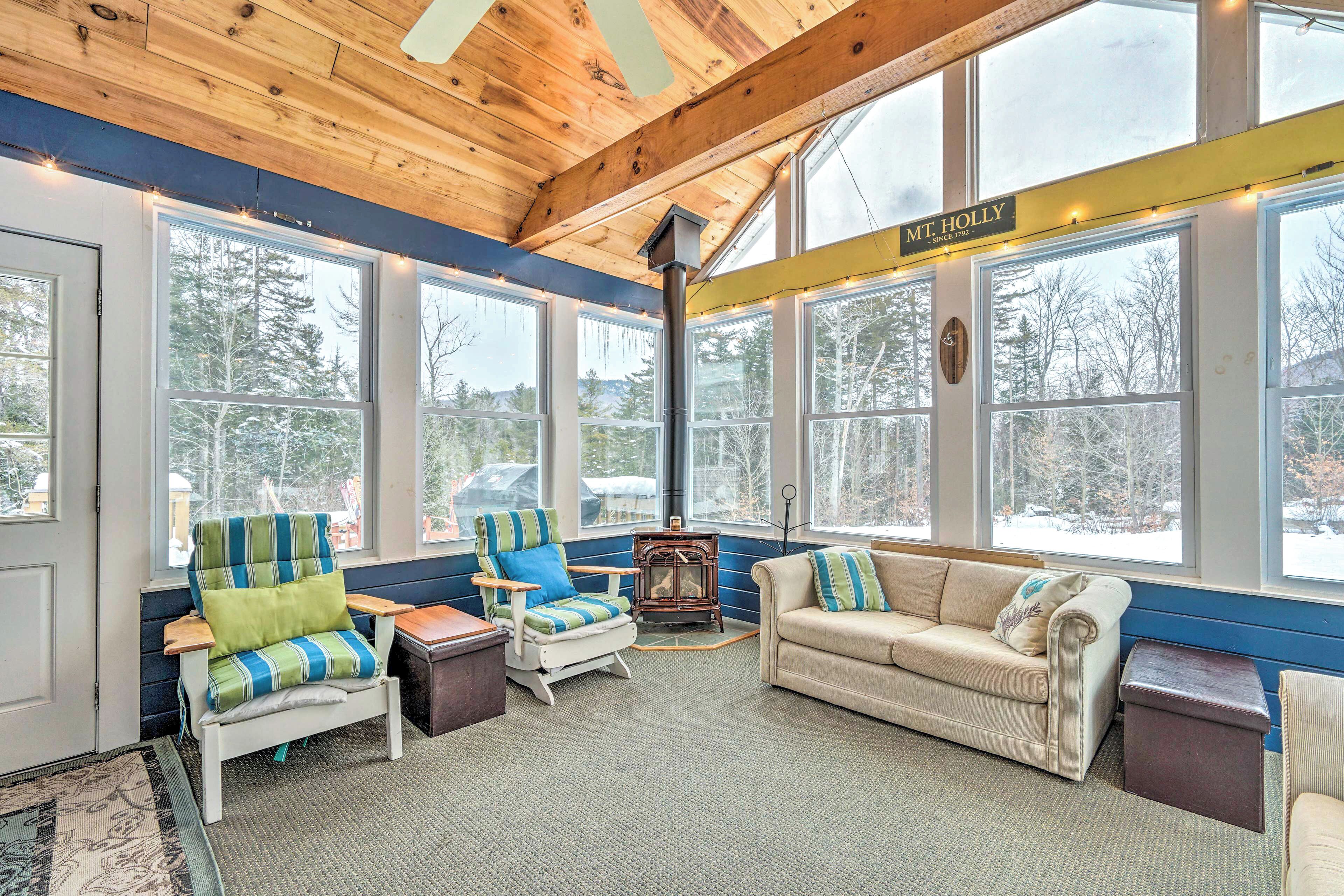 TV, fireplace, ping pong, books