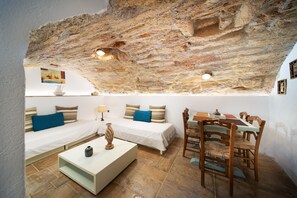 Junior Suite, Courtyard View | Living area