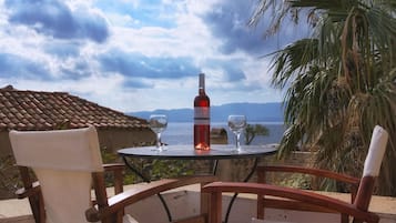Suíte superior, sacada, vista para o mar | Terraço/pátio