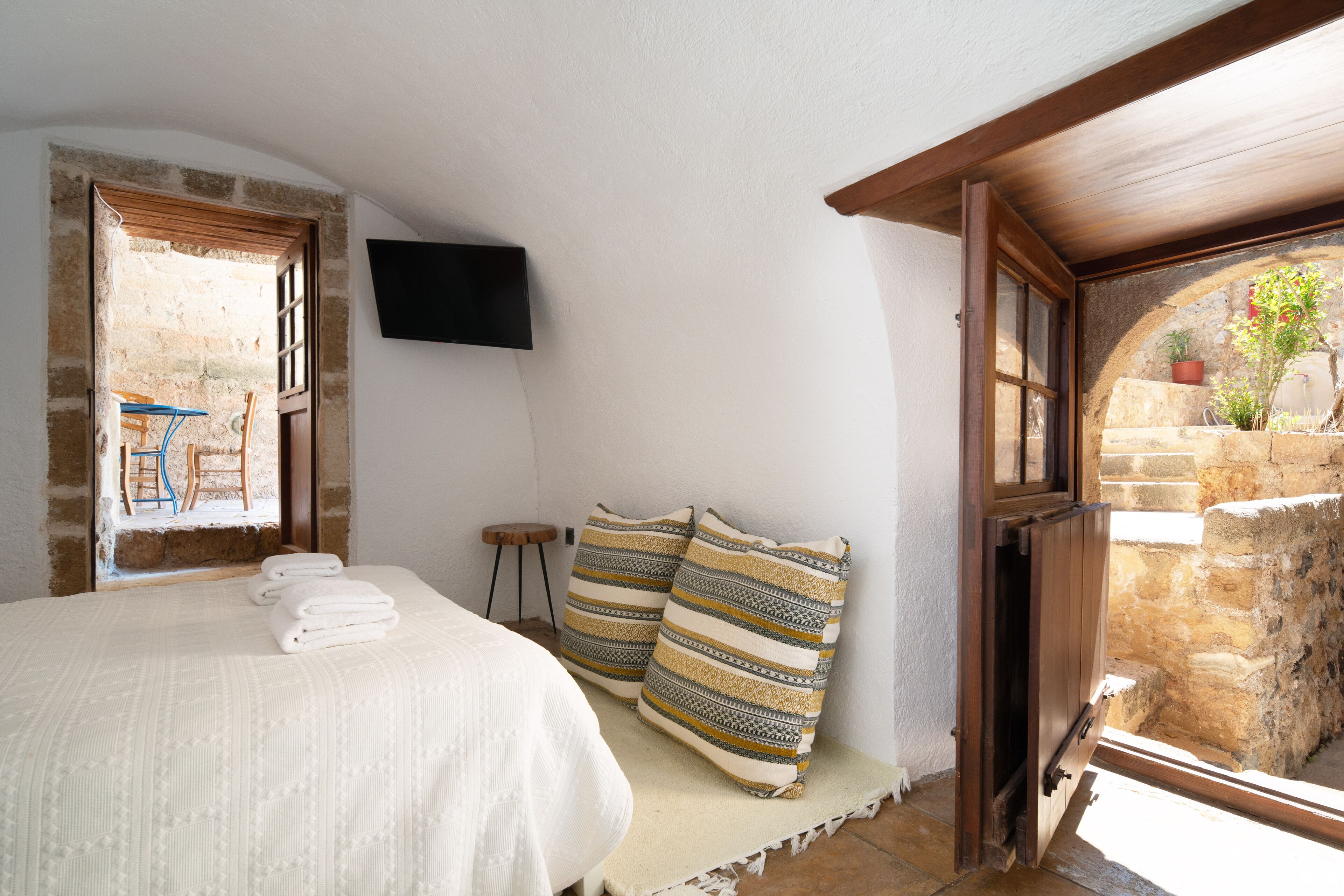 Junior Suite, Courtyard View | 1 bedroom, free WiFi, bed sheets