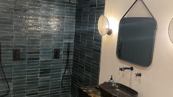 Douche, sĂšche-cheveux, serviettes fournies, savon