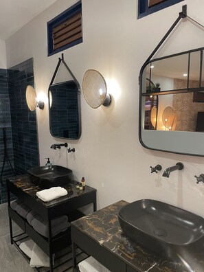 Shower, hair dryer, towels, soap - Private Pool junior suite (Fort-de-France)