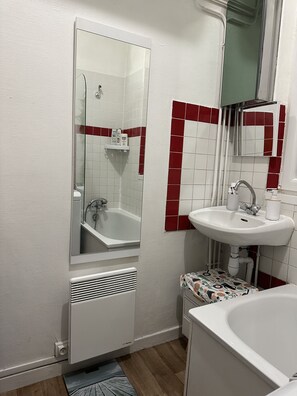 Een haardroger, handdoeken, zeep, toiletpapier