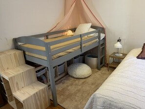3 soverom, skrivebord, strykejern/-brett og reiseseng for barn