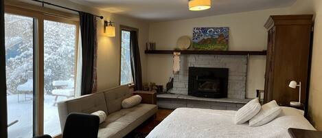 3 bedrooms, desk, iron/ironing board, travel cot