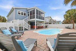 Een buitenzwembad en een verwarmd zwembad