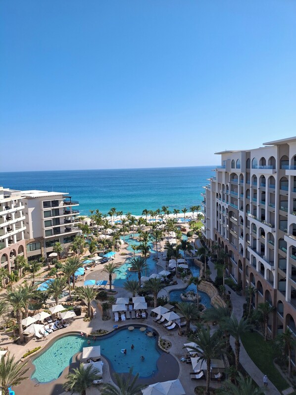 Alberca al aire libre y alberca climatizada