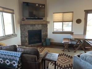 Smart TV, fireplace