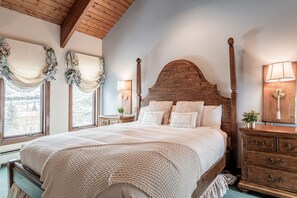 4 bedrooms, desk, iron/ironing board, WiFi