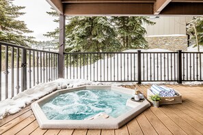 Tina de hidromasaje al aire libre