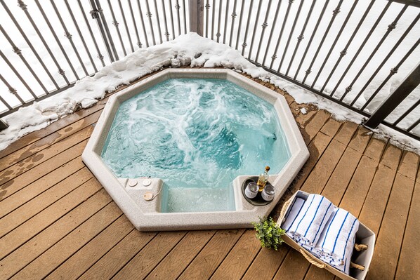 Outdoor spa tub