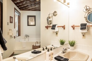 Combined shower/bathtub, jetted bath, hair dryer, towels