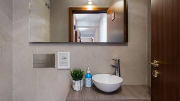 Suihku, hiustenkuivaaja, pyyhkeet