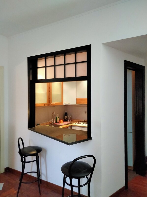 Kühlschrank, Ofen, Herdplatte, Wasserkocher mit Kaffee-/Teezubehör