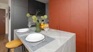 Microwave, dishwasher, cookware/dishes/utensils - Modern Studio Warsaw Mokotów by Renters (Warsaw)