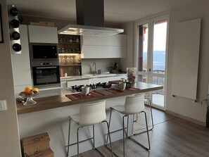 冷蔵庫、電子レンジ、オーブン、食器洗い機