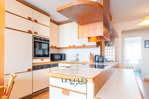 Frigorifero, microonde, forno, lavastoviglie