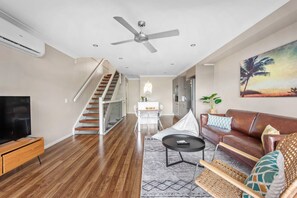 Smart TV - Spacious + Convenient! 3Bed/2.5Bath/1Car~Townhouse (Murarrie)