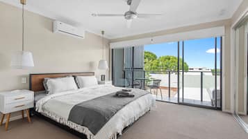 3 bedrooms, desk, iron/ironing board, travel cot