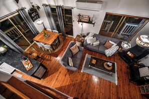 TV connectée, cheminée, livres