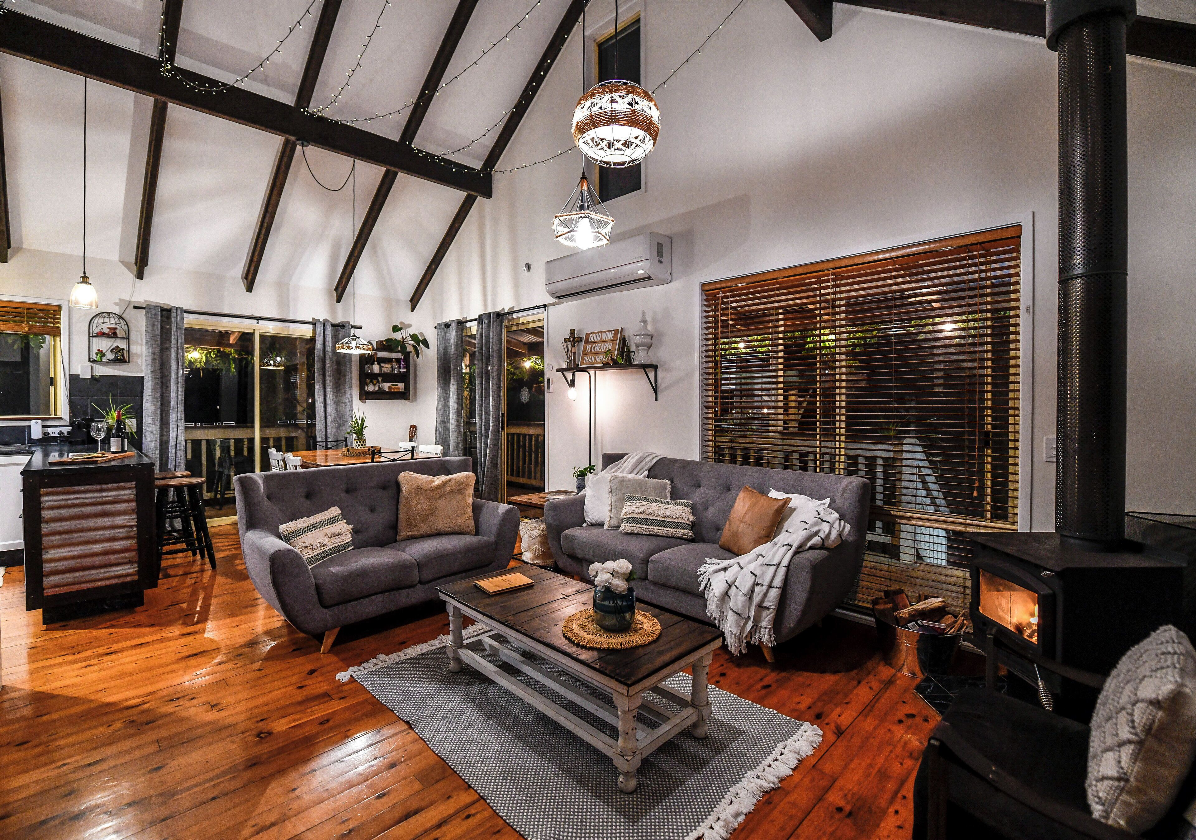 Una Smart TV, una chimenea, libros