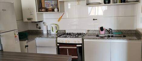 Frigorifero, forno, bollitore elettrico, pentole/stoviglie/utensili